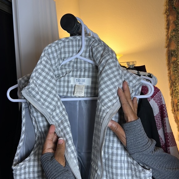 Light gray puff vest with white - Picture 4 of 4